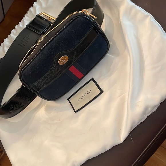 Gucci leather  funny-pack color but the Gucci logo in the front of the bag - Picture 1 of 5
